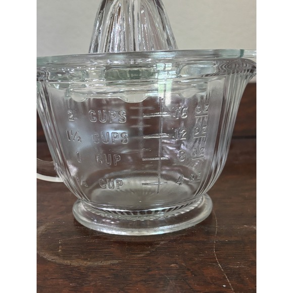 Vintage Clear Glass Citrus Juicer 2 Cup Measuring Pitcher Reamer 2 Piece Set - Picture 8 of 10